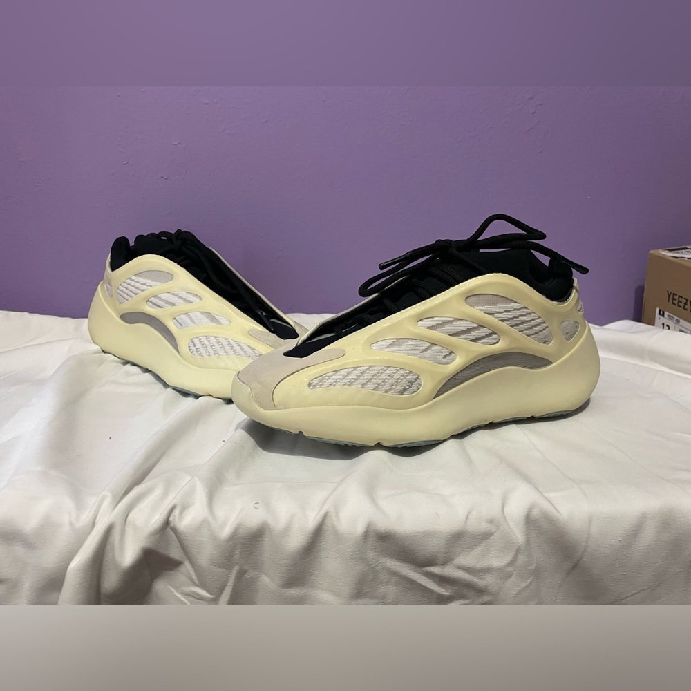 Adidas Yeezy 700 v3